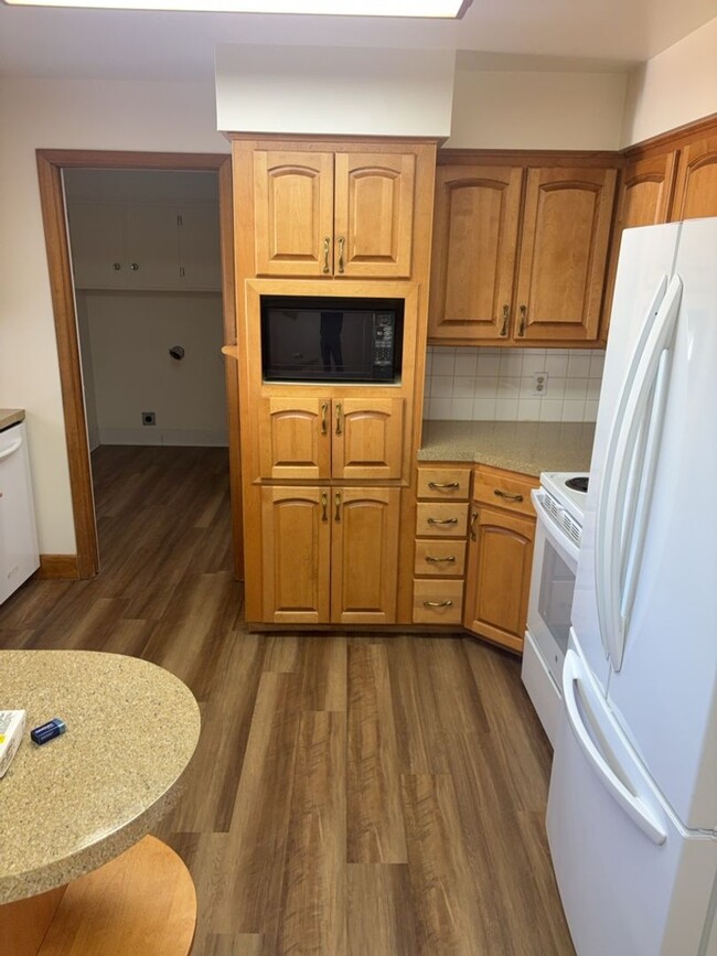 Foto del edificio - New Price!! Spacious 4-Bedroom Home with 2...