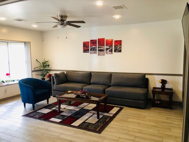 Foto del edificio - 8329 Baker Dr