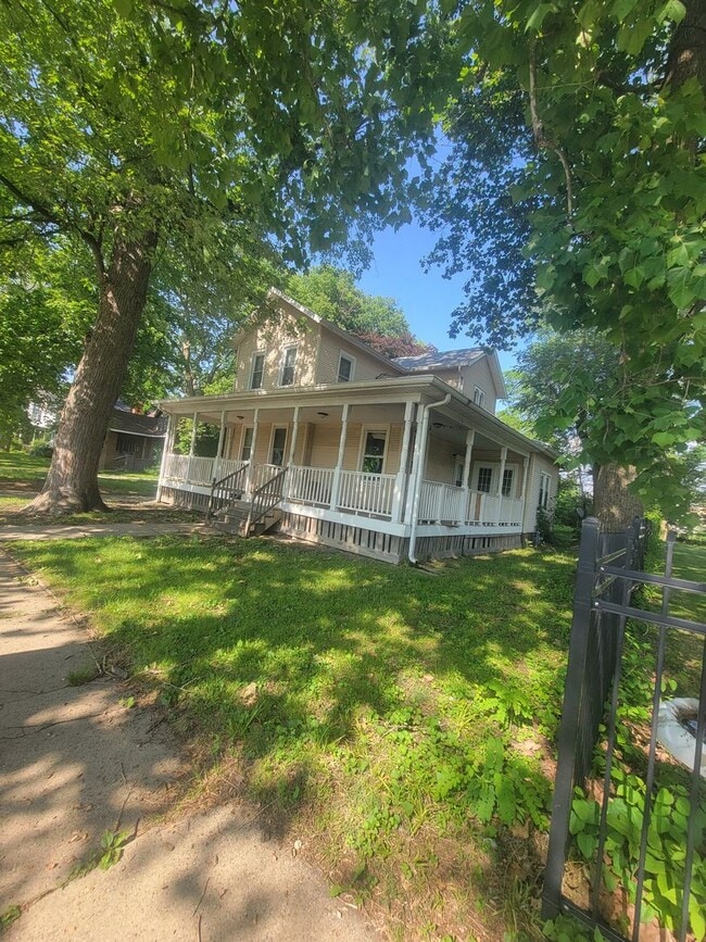 Building Photo - 1114 N Flora Ave