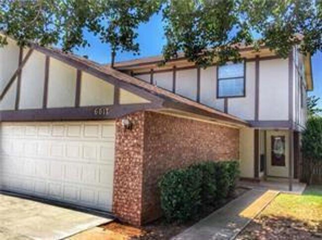 Foto del edificio - Completely Remodeled 2 Story Duplex - Putn...