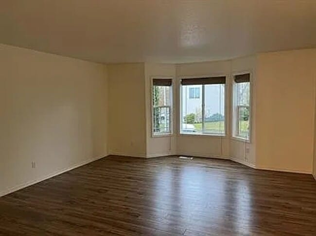 Building Photo - Enormous Tri-Level Townhome 2/2 w/Bonus Room Available Feb. 6th