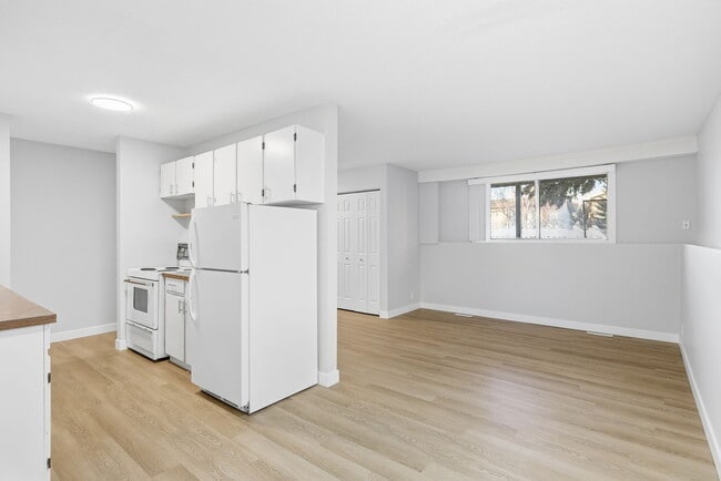 Building Photo - 4809-4852 52 St