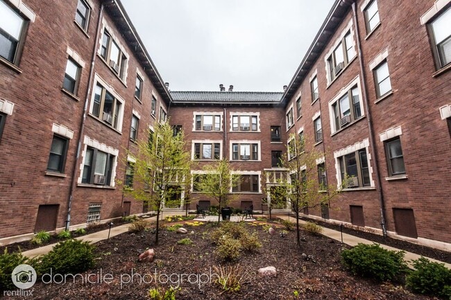 Building Photo - 2 br, 1 bath Condo - 3747 N Pine Grove Ave