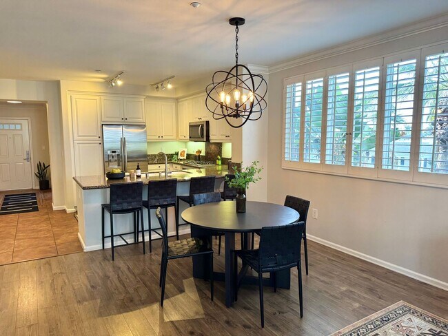 Building Photo - Gorgeous 3 Bed, 2 Bath Unit with Ocean Views