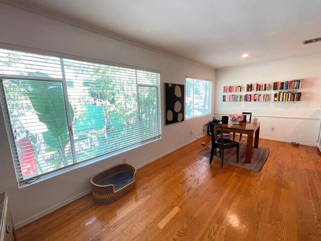 Foto del edificio - 2429 N Beachwood Dr