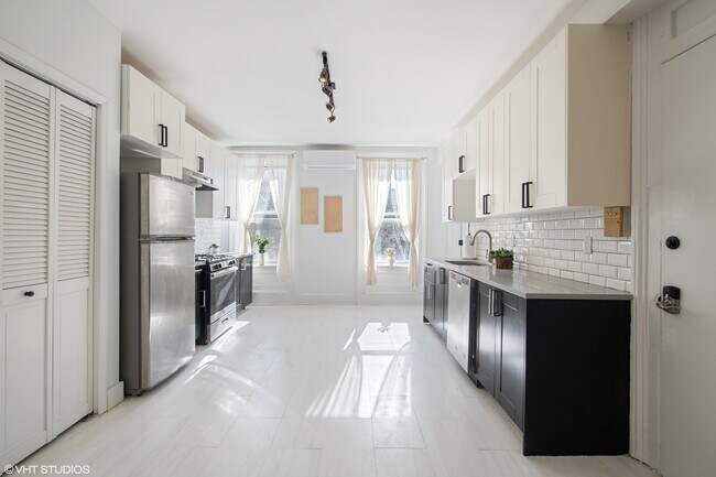 Building Photo - 211 1st St