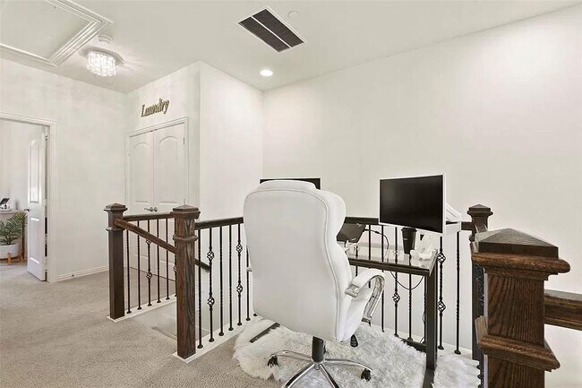 Workspace - 4666 Rhett Ln