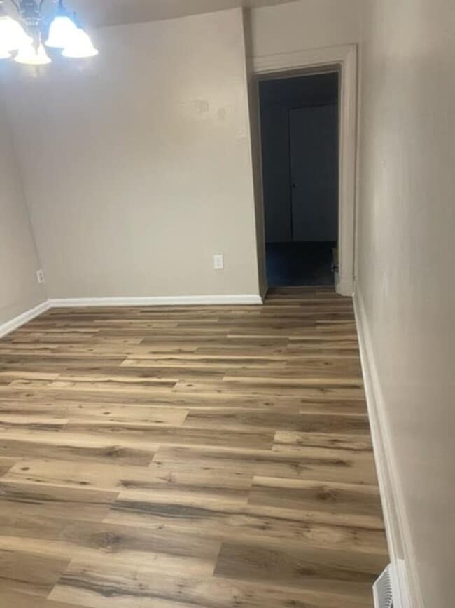 Building Photo - 122 W Elm St