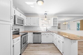 Building Photo - 827 Ingraham Pl