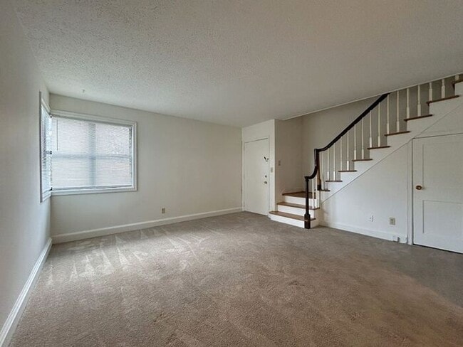 Building Photo - Hampton Hills - 2 Bedrooms, 1 Bathrooms Clean Condo