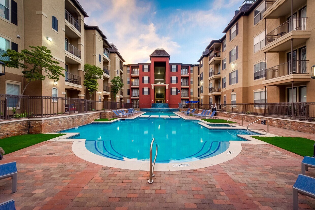 Broadstone Paragon Rentals in Dallas at 2403 N Washington Ave Dallas