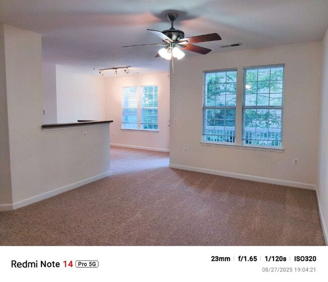 Building Photo - Vibrant Brambleton Condo Steps from Town C...