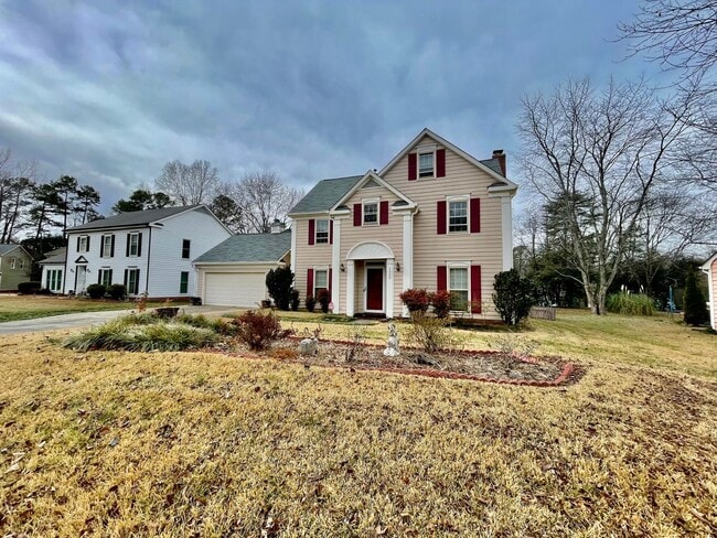 Foto del edificio - Welcome to this beautiful 5-bedroom, 2-bathroom home located in the vibrant city of Charlotte, NC