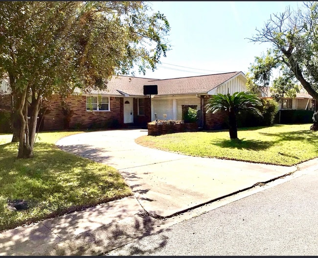 Building Photo - 6609 Golf Crest Dr Building Photo - 6609 Golf Crest Dr