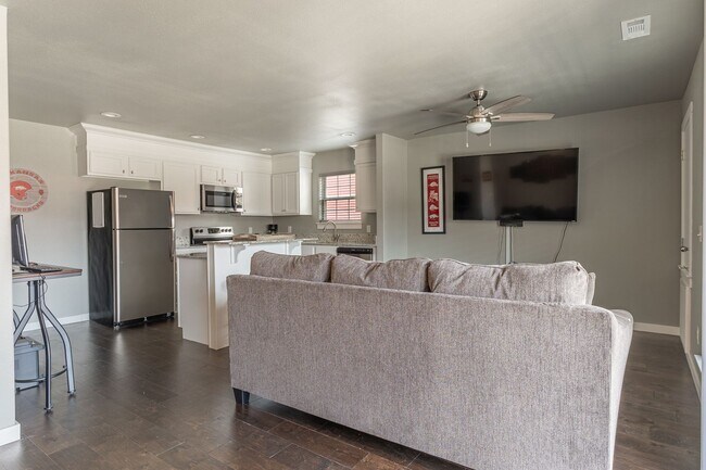 Foto del edificio - FIRST MONTH FREE!! Fully Furnished Condo!!  3 bedroom 2.5 bath minutes from the U of A!!!!