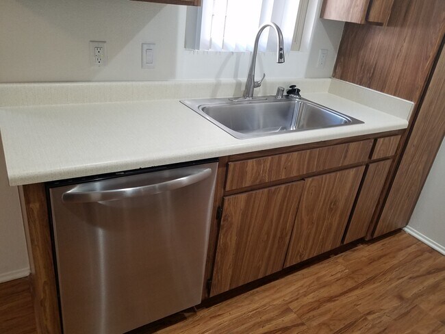 Foto del edificio - 11045 Fruitland Dr