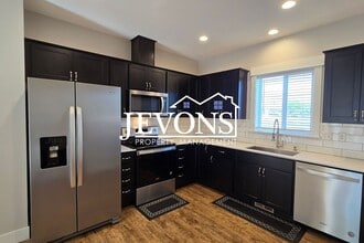 Building Photo - 2600 Racquet Ln