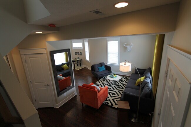 Building Photo - Large 3 bedroom 2.5 bath remodeled home! L...