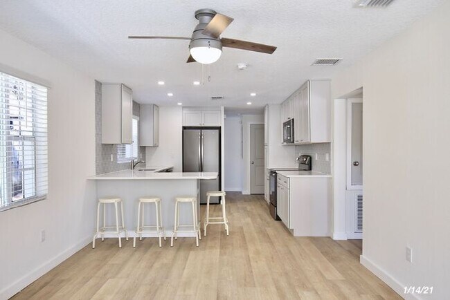 Foto del edificio - Stylish 3/2 Renovated Bungalow with a Deta...