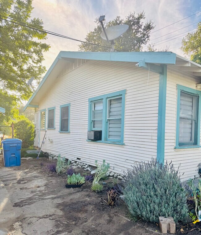 Frente - 1045 Bradford St