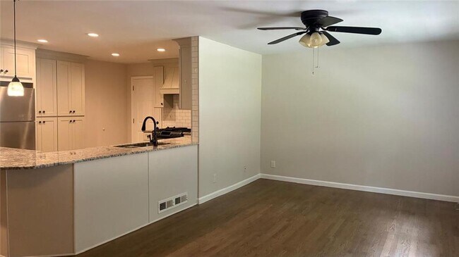 Foto del edificio - 1744 Oak Ridge Way NW