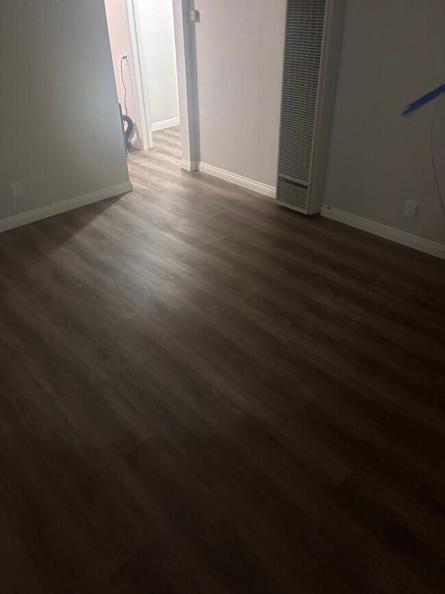 Foto del edificio - 3059 E 5th St
