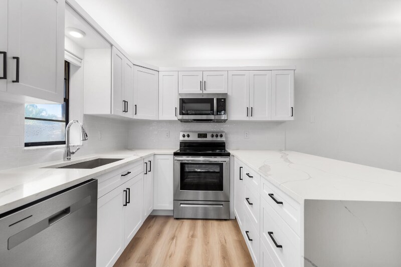 Primary Photo - 2690 Albatross Rd N