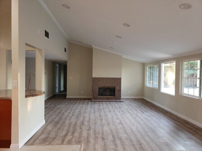 Foto del edificio - 5853 McDonie Ave