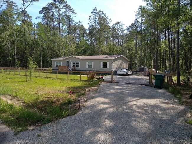 Building Photo - 17446 Gardenia St