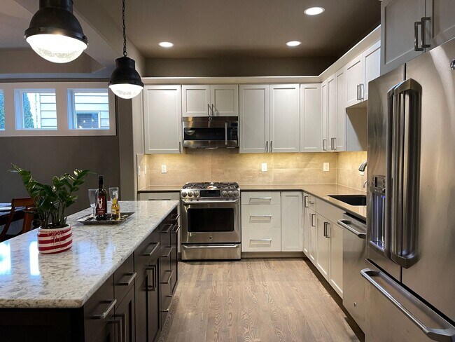 Foto del edificio - CLICK "REQUEST A TOUR" NOW!