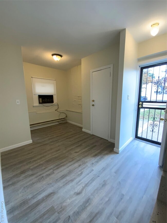 Building Photo - 76 Garden City Ave