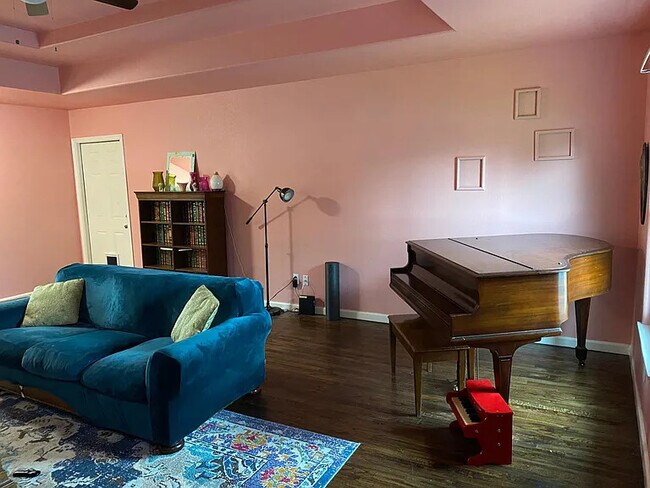 Foto del edificio - 2821 N Bell Ave