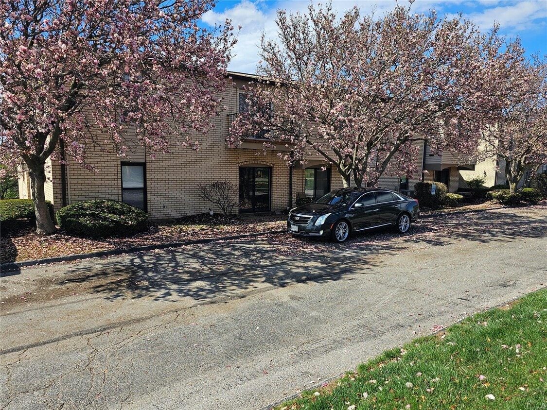 1251 Guelbreth Lane Unit 211, St. Louis, MO 63146 Condo for Rent in