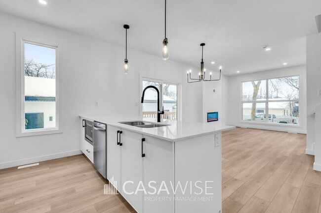 Building Photo - 15412-15496 96 Ave NW