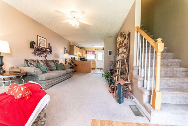 Living - 284 Beaverview Dr