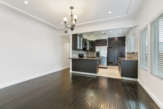 Building Photo - 941 N Croft Ave