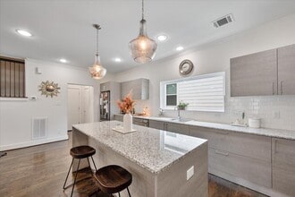 Building Photo - 1333 W 22nd St