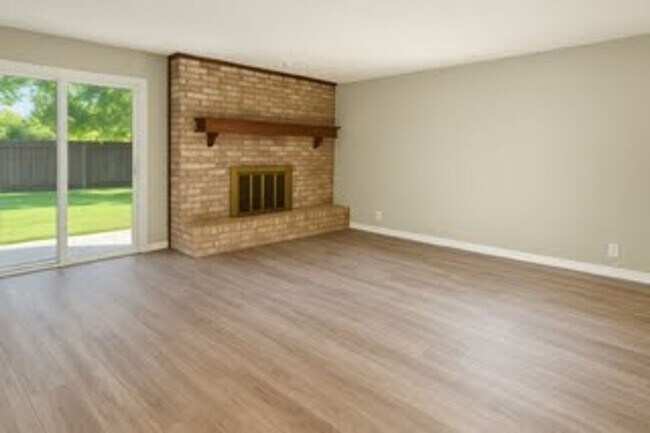 Building Photo - Charming Duplex!