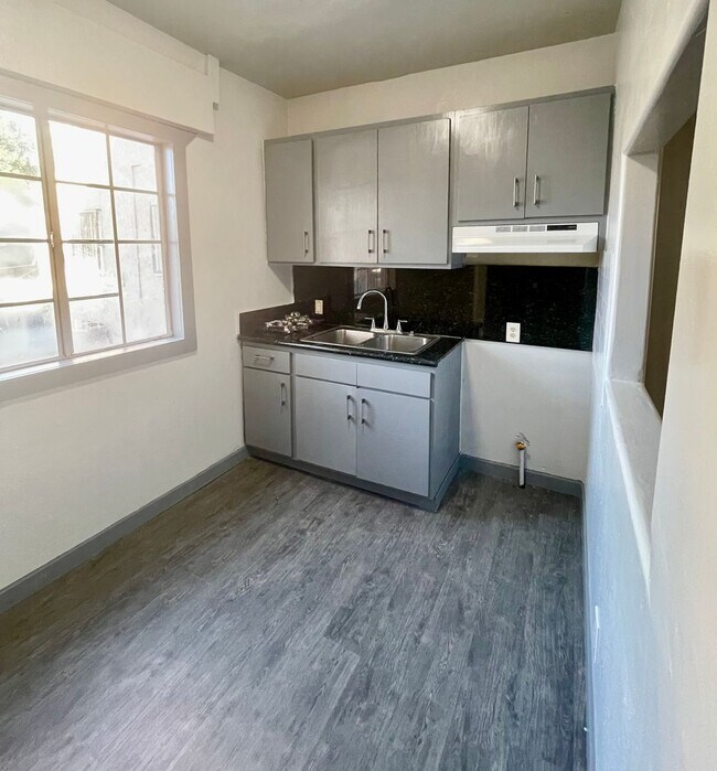 Foto del edificio - Move in Ready! 1 Bed + 1 Bath + Bonus Room for office!