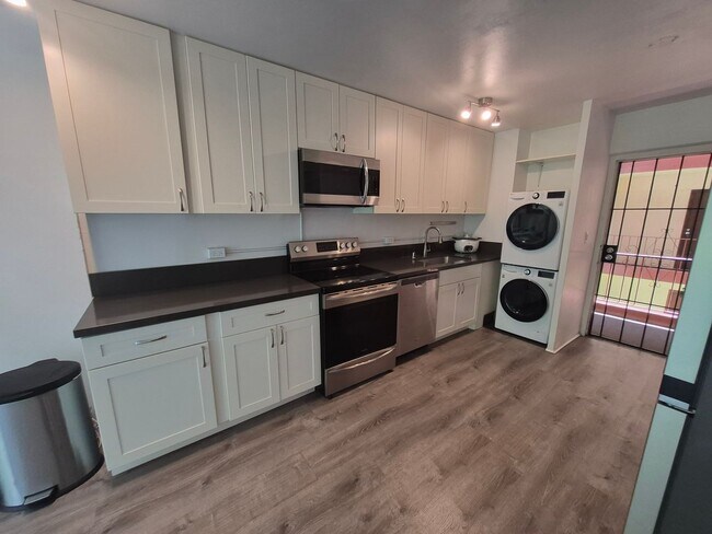Foto del edificio - Newly Renovated in the heart of Waikiki 2bd, 1ba, 577sqft. w/Lanai for $2800