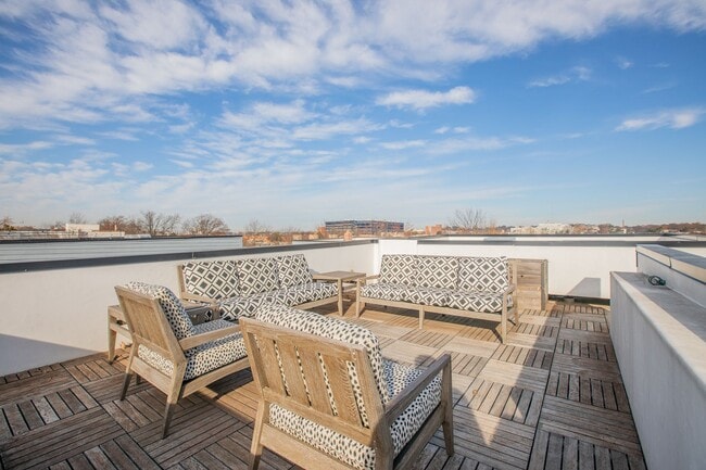 Building Photo - Amazing 4 BR/4 BA Townhome in Bloomingdale!