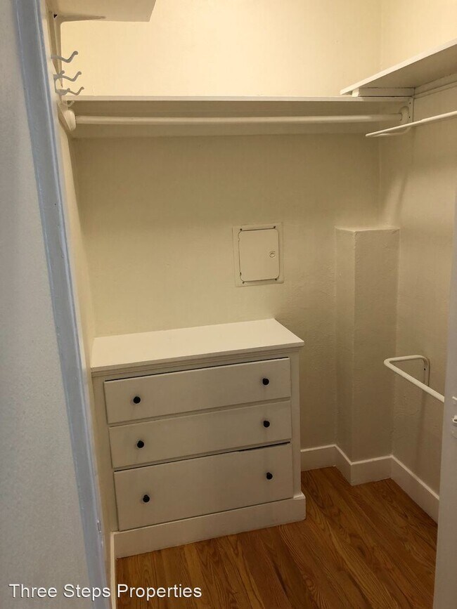 Building Photo - Studio, 1 bath Apartment - 4018 Broadway