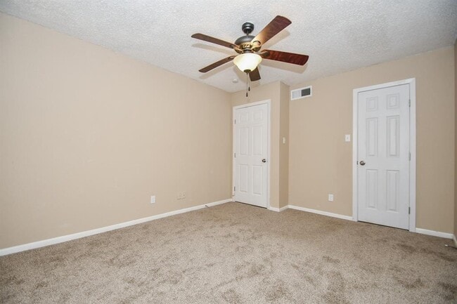 Building Photo - 2832 S Bartell Dr