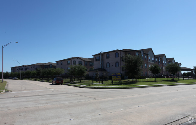 Building Photo - The Manor at Jersey Village