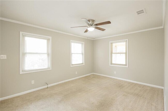 Foto del edificio - 8258 Hazelbrand Rd NE