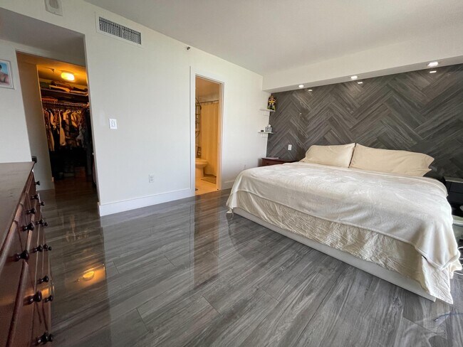 Foto del edificio - 2457 Collins Ave