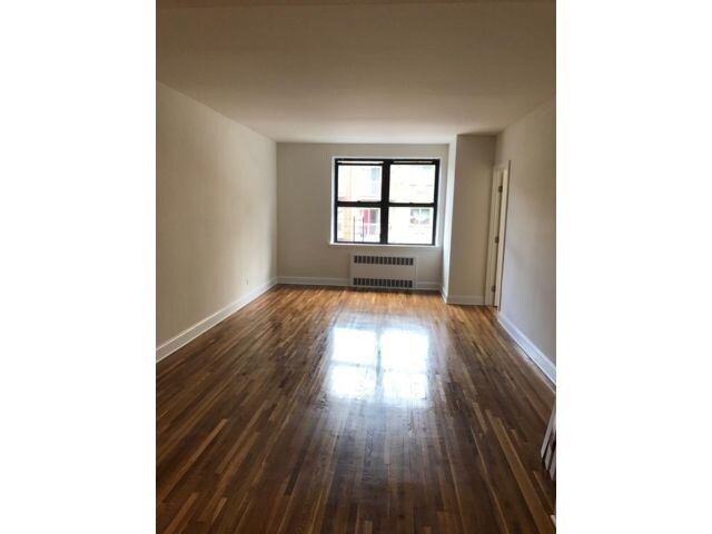 Foto del edificio - 141-30 Pershing Crescent