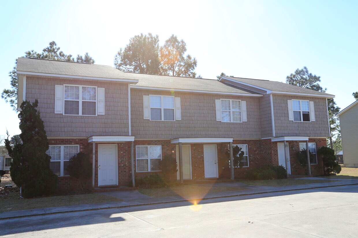 105 W Ivybridge Dr, Hubert, NC 28539 Townhouse for Rent in Hubert, NC