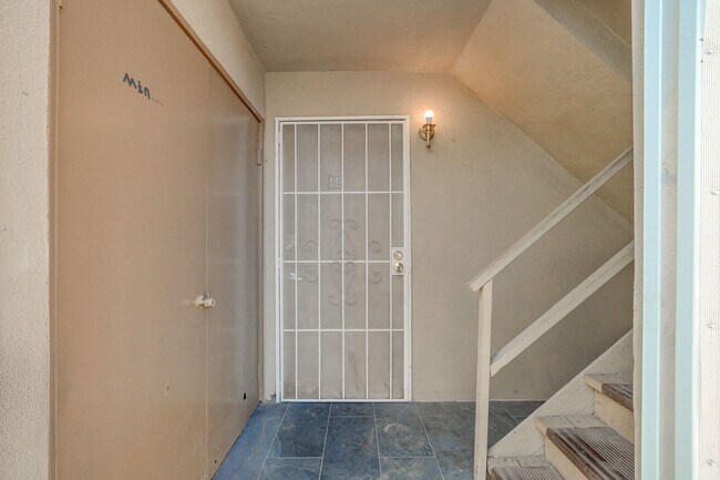 Foto del edificio - Completely Updated and Move-In Ready, 2 bedroom, 1 bath first floor unit!