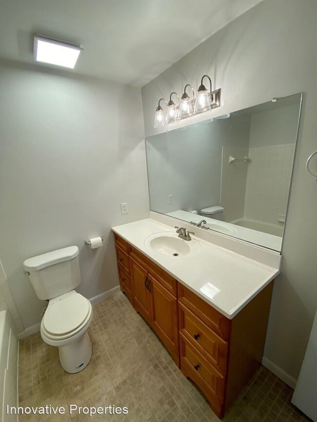 Building Photo - 3 br, 1 bath House - 2570 Riva Road #21C